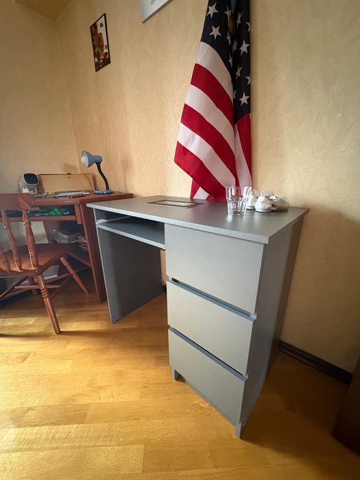 Письменный стол с выдвижными ящиками