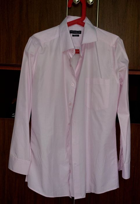 Продаю хорошую классичесую рубашку для мужчин на учёбу или работу