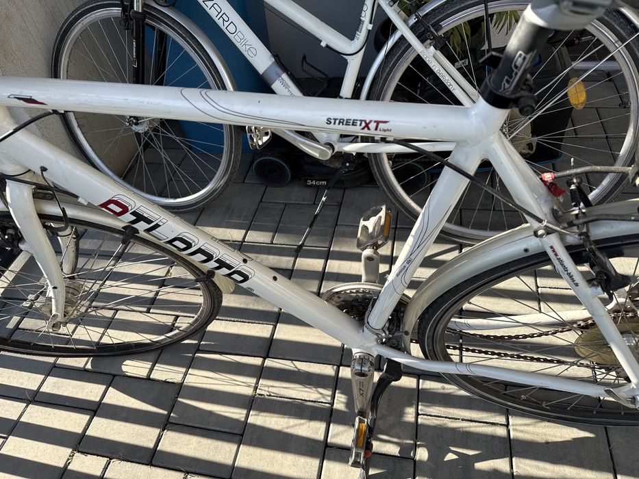 Vind  set doua biciclete  una de barbati si una de femei