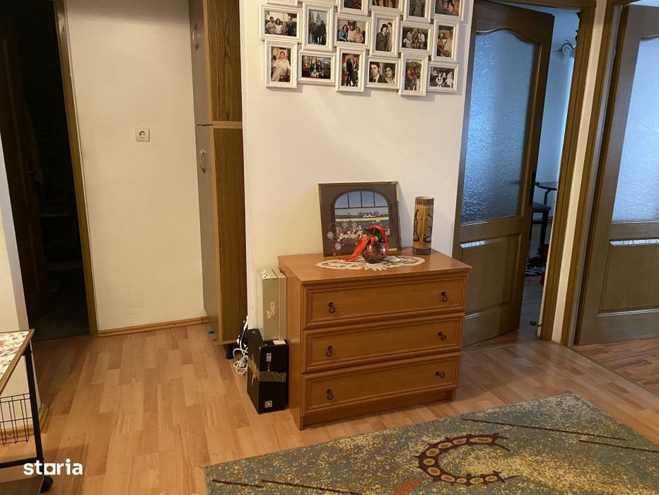 Apartament 4 camere,  zona Calea Moldovei, et. 3