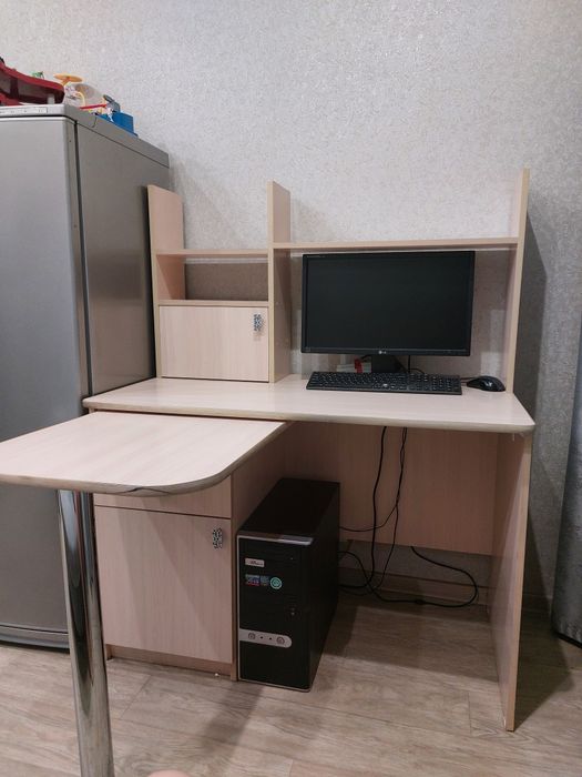 Компьютерный стол письменный