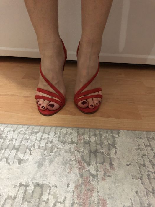 Елегантни сандали на ток