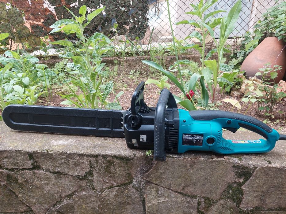Винтоверт  Makita и електрически верижен трион  Makita UC4030 A