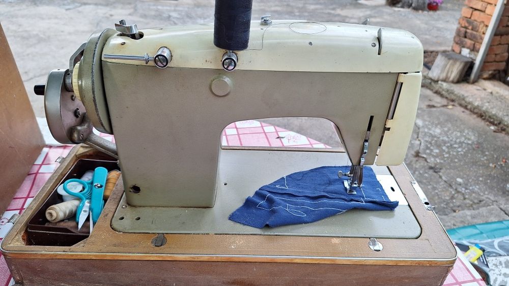 Ретро ръчна шевна машина Veritas