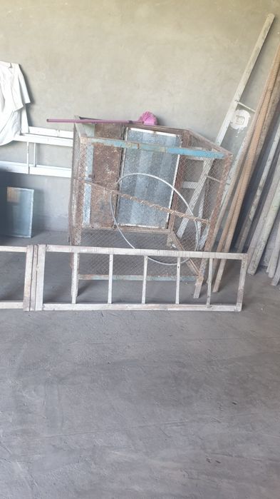 Трубалар, швеллер, арматуралар сотилади.