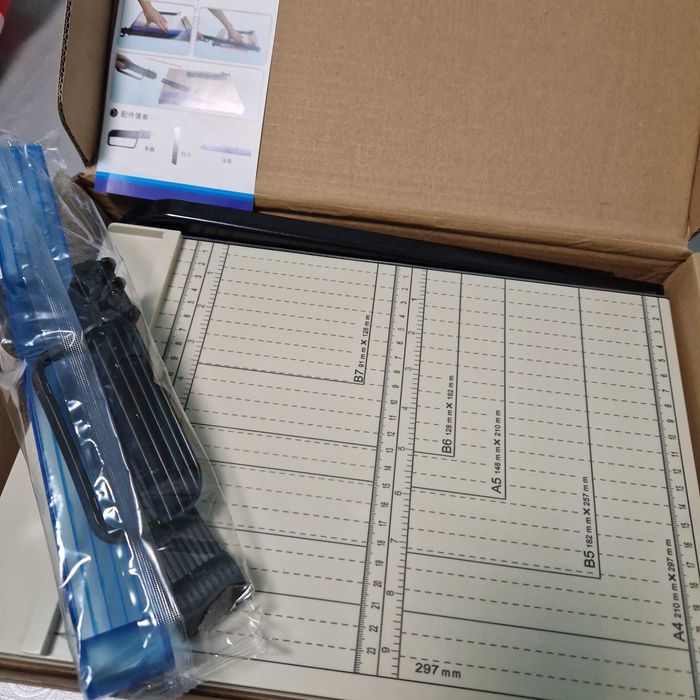 Гюлотина за хартия ръчна А4