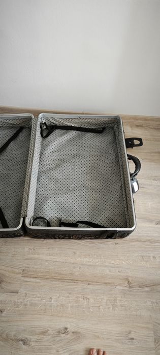 Голям куфар с колела