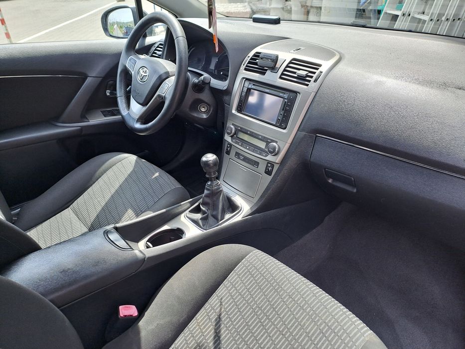 VÂND  SAU SCHIMB Toyota Avensis