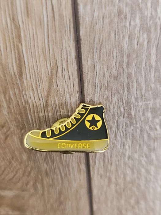 Insigna metalica Converse
