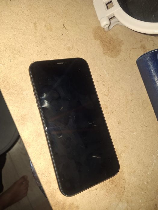 Iphone 11 с меняным но оригинальным экраном,менялся по причине падения