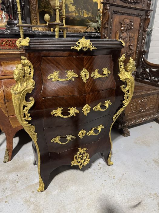 Comodă stil Ludovic XV, cu intarsii și aplicații din bronz
