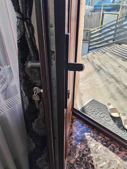 Vând ușa de termopan cu toc