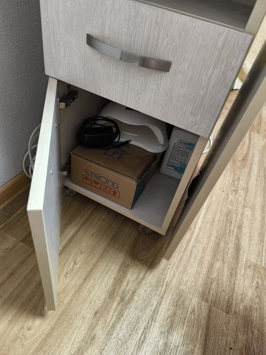 Продаю маникюрный стол