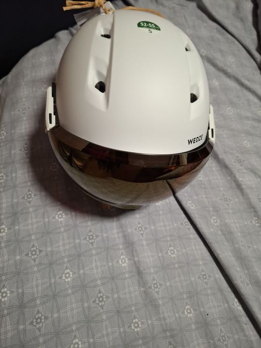 Каска за ски нова.