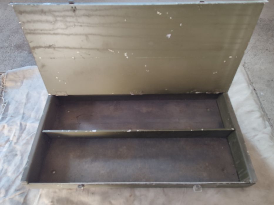 Инструментальный ящик в авто.