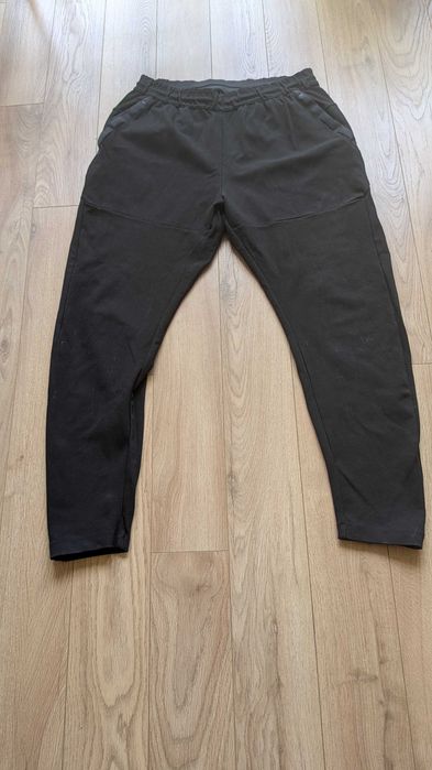 Продавам долнище Nike-NSW Sportswear Tech Pack AR1550-010 размер L