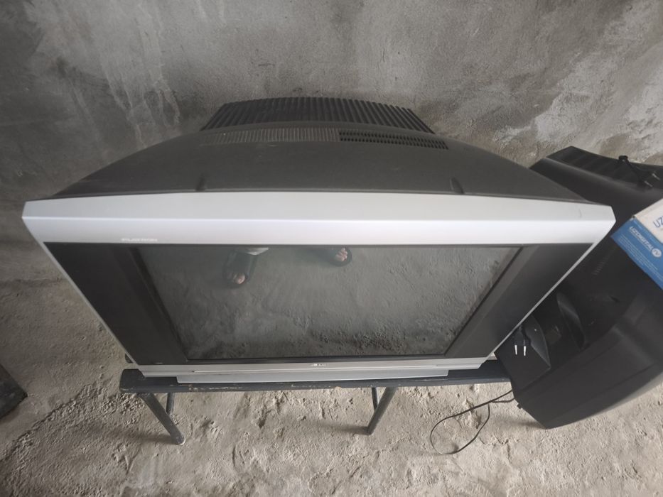 LG televizor 21va72 diaganal.Uzdigital tuner T2 formt Rossiya kanaliga
