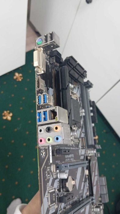 Материнская плата GIGABYTE Z370