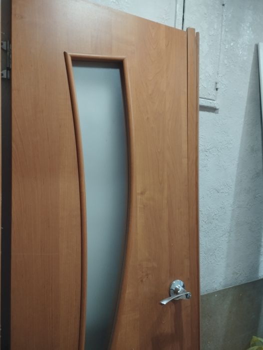 Дверь, кафельная плитка