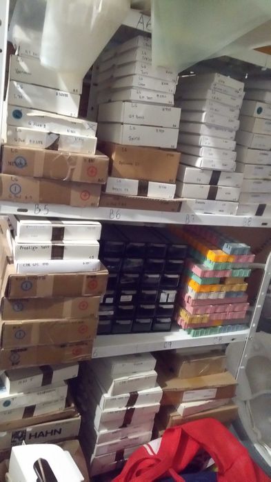 Продавам сервиз за телефони, онлайн магазин оборудване и складова база