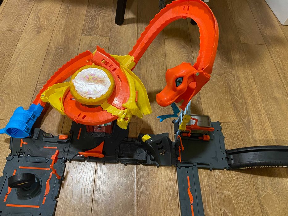 Hot Wheels писта + АВТОМИВКА + кобрата + подарък