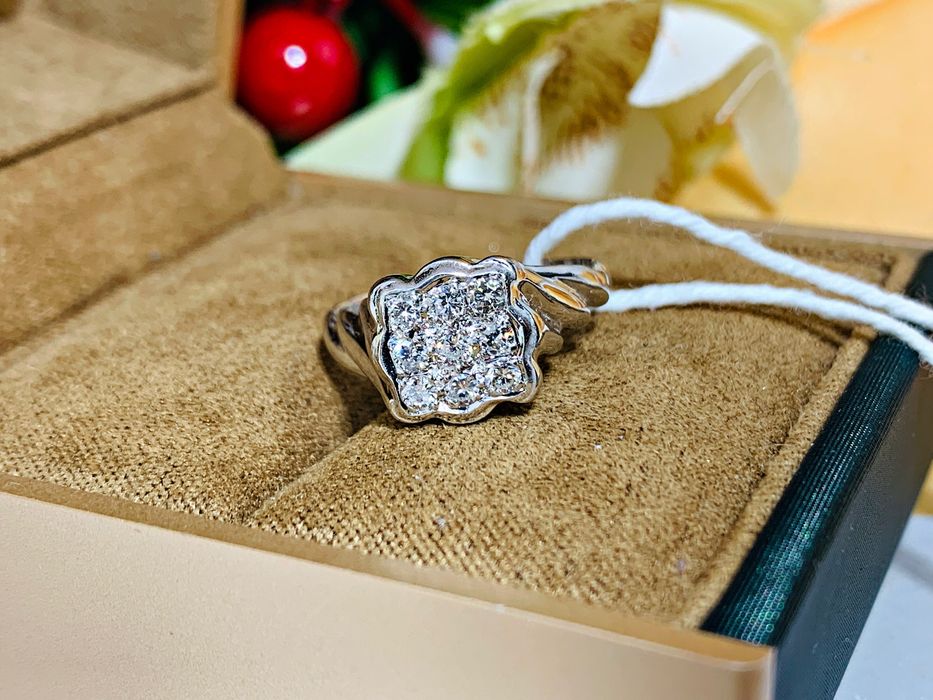 Оригинальной модели золотое кольцо с бриллиантами