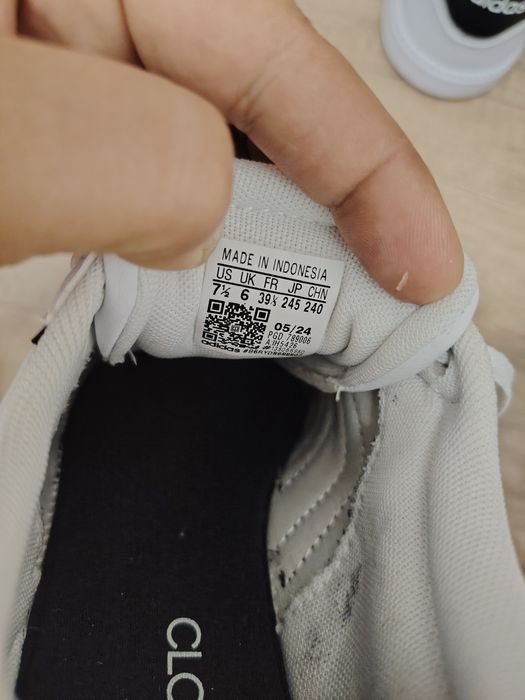 Adidași foarte frumoși, în stare foarte bună