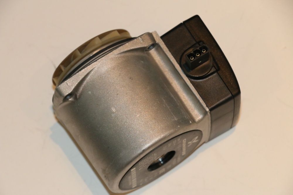 Pompa Grundfos UPS 15-50 A0 centrala termica Immergas Ferroli