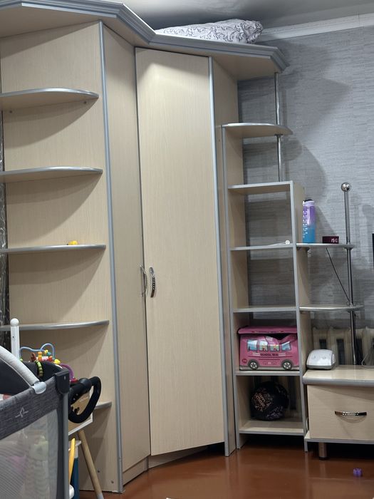 Продам тумбу и шкаф