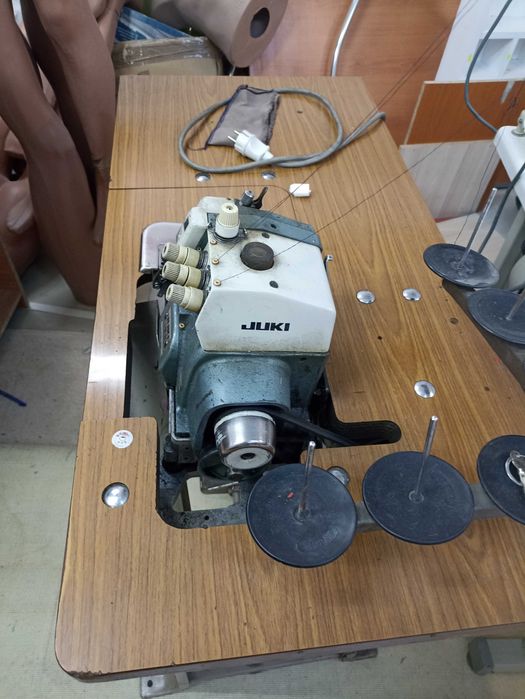 Triploc JUKI + Mașină de cusut YAMA seTA industriale, cu mese