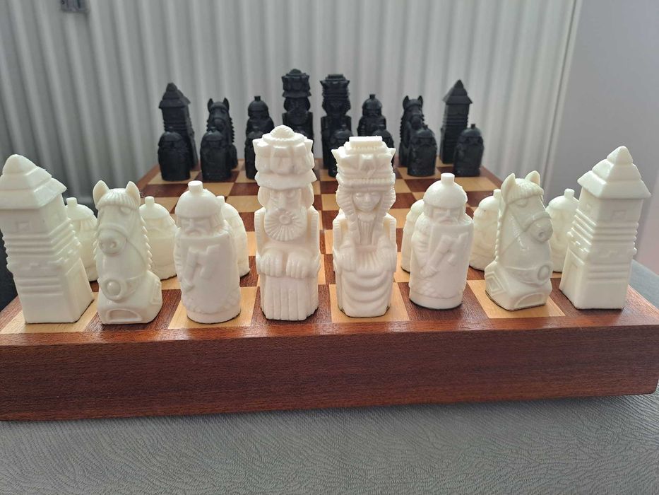 Шах дъска 34х34 с интересни фигури. Много запазена!