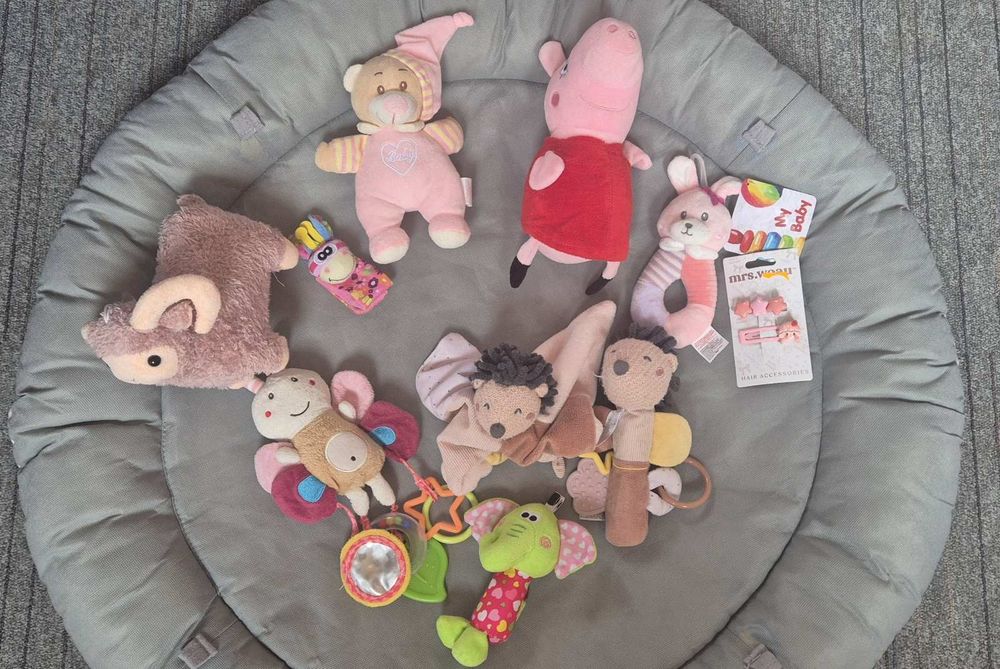 Бебешки дрешки и играчки за момиче