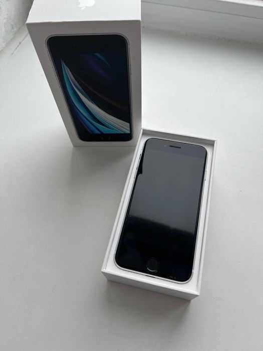 Продаю Iphone se 2020