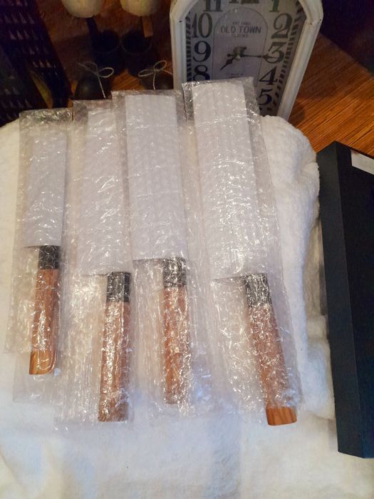 Страхотни, нови ножове Дамаска  стомана,  с дрьжка от маслиново дьрво