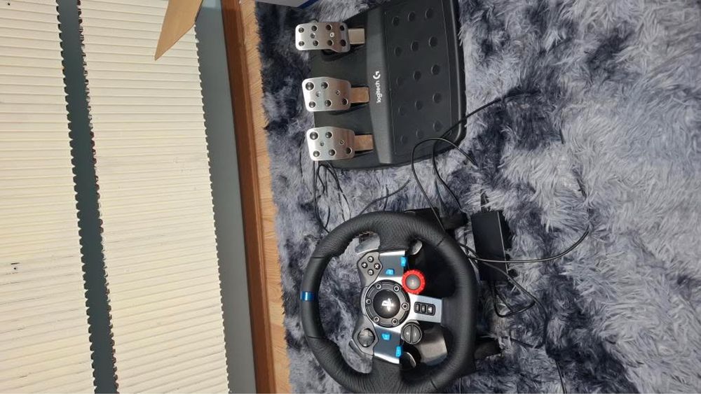 Logitech волан с педали ползвани 1 месец