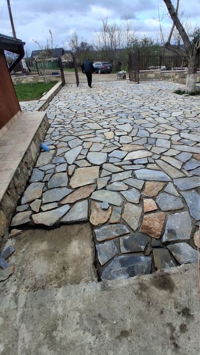 Vand si montez piatra naturala ma deplasez in toata tara