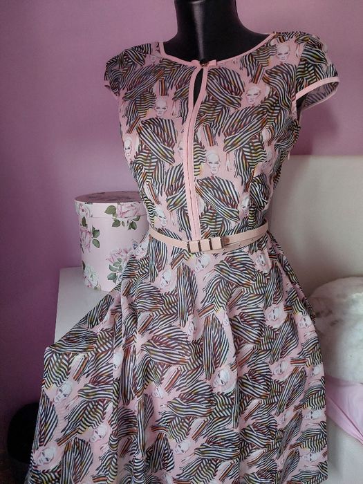 Нежна рокля в розов цвят