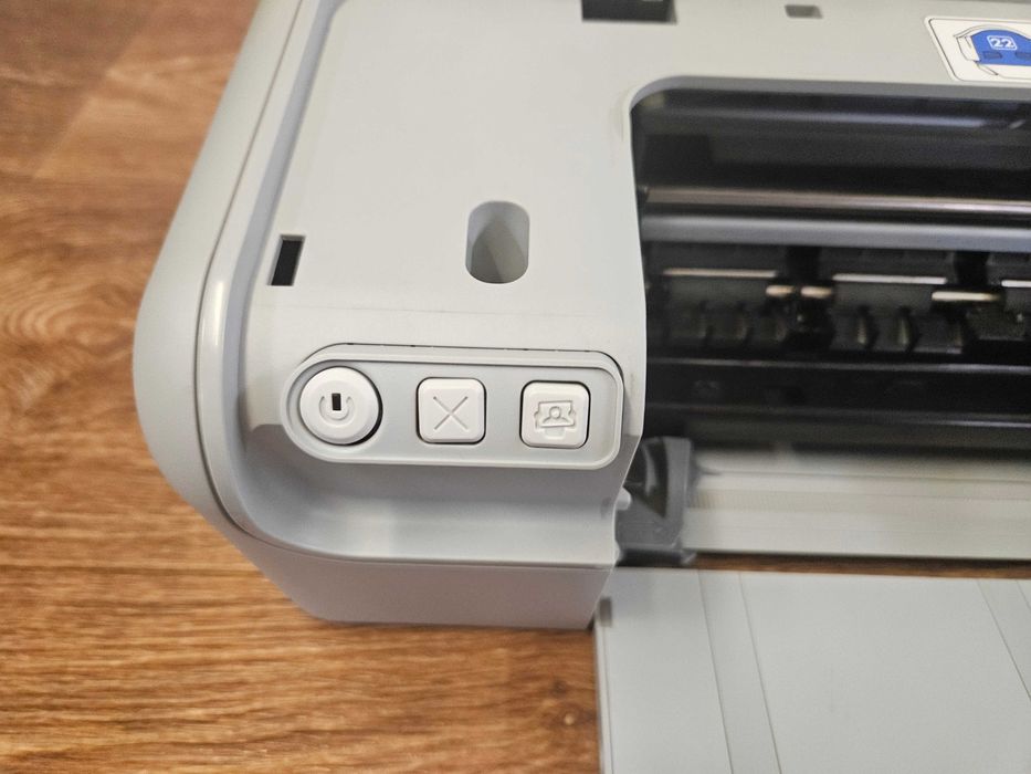 Цветен мастиленоструен принтер HP Deskjet D2360.