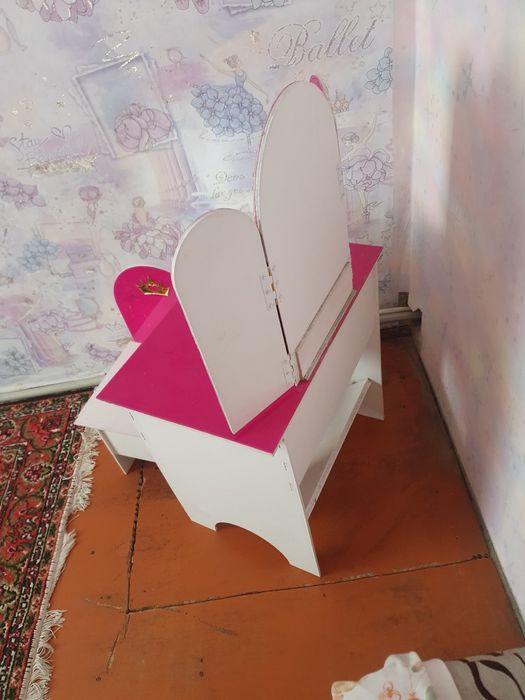 Детский туалетный столик