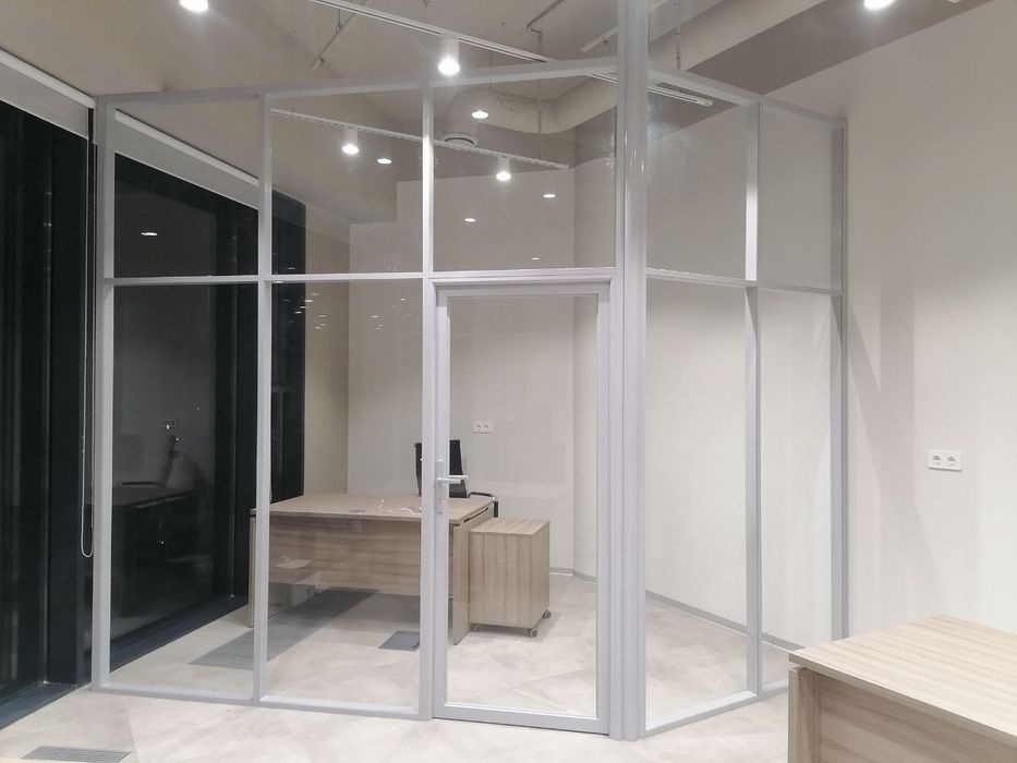 Стеклянние закалённое дверы и витражи для офисов и разных зданиях!