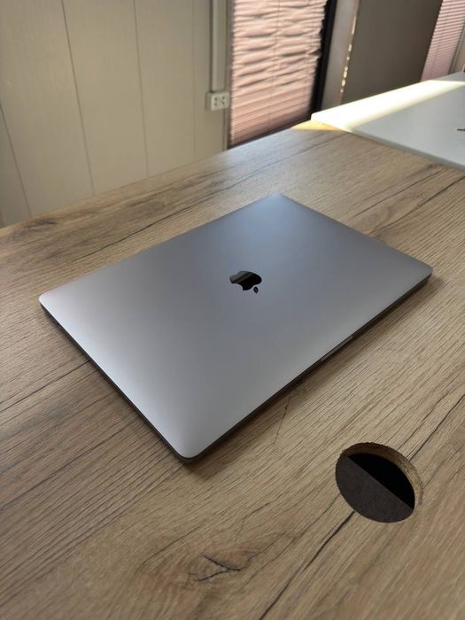 MacBook Pro 16 / Core i9 / 16GB / 1TB (Srochno sotiladi)