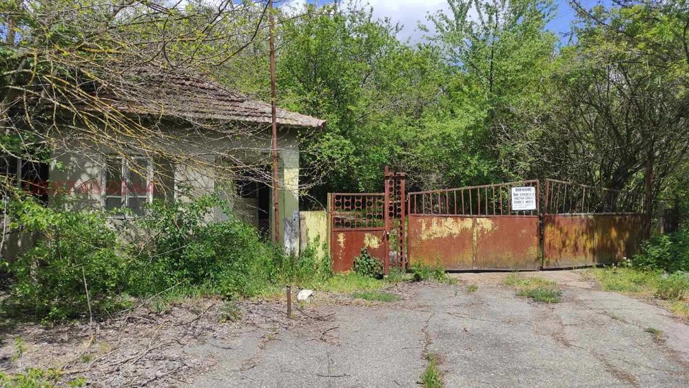 Продавам два парцела с постройки от стопански двор