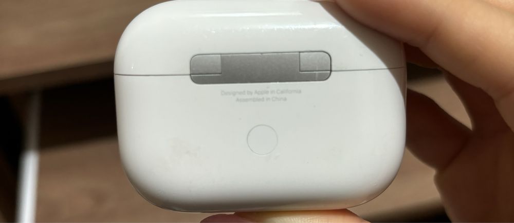 Продам оригинальный кейс от аирподс про