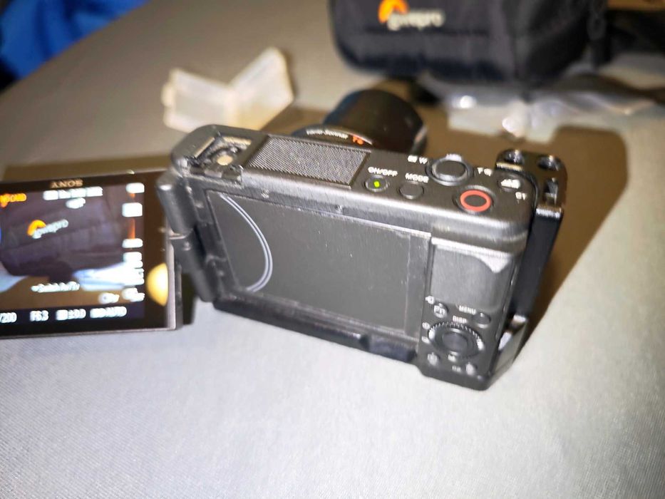 Фотоапарат за влогинг Sony ZV-1 с L грип/бракет SmalRig и екстри