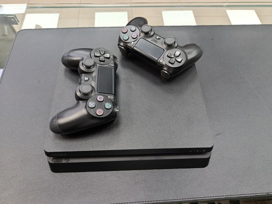 Продам б.у Playstation 4 1tb slim вместе с играми