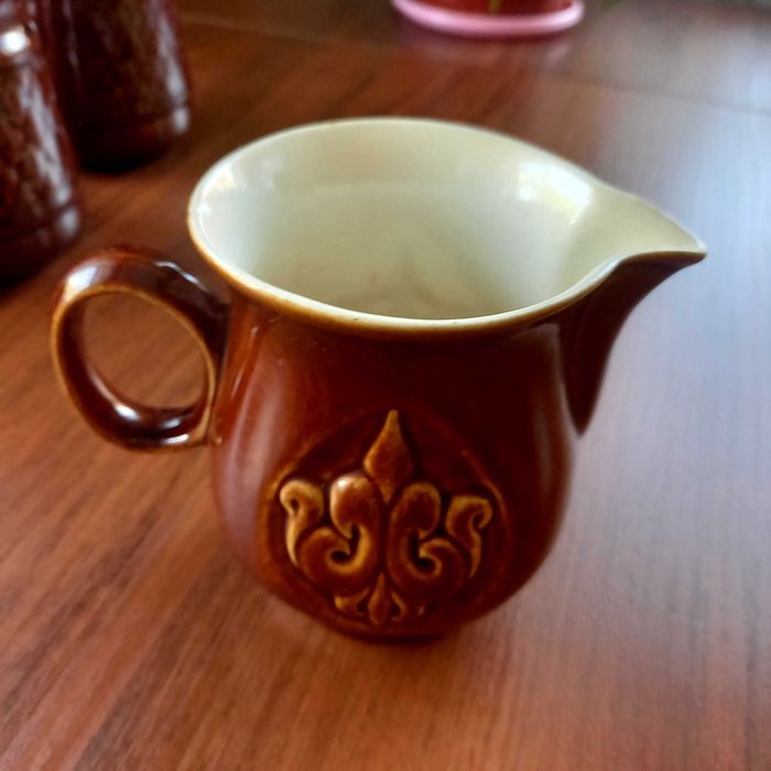 Продаю 4 кружки и молочник