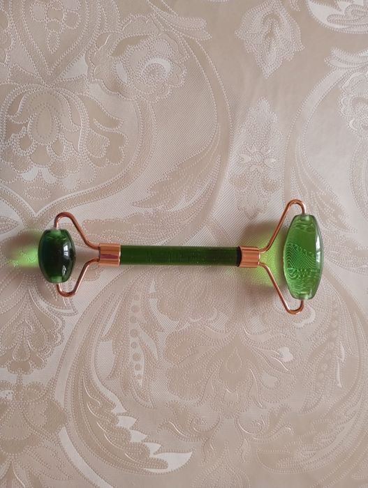 Роликовый массажёр для разглаживания морщин