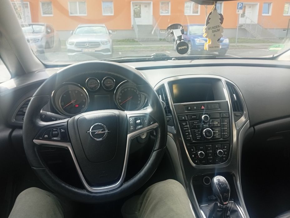 Vând Opel Astra j an fabricație 2012