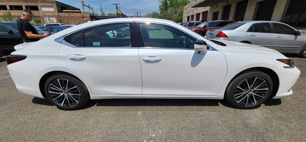 Lexus ES 300h Hybrid 2023