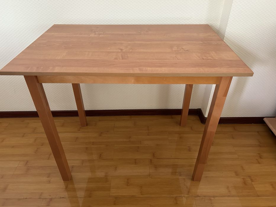 Стол кухонный.